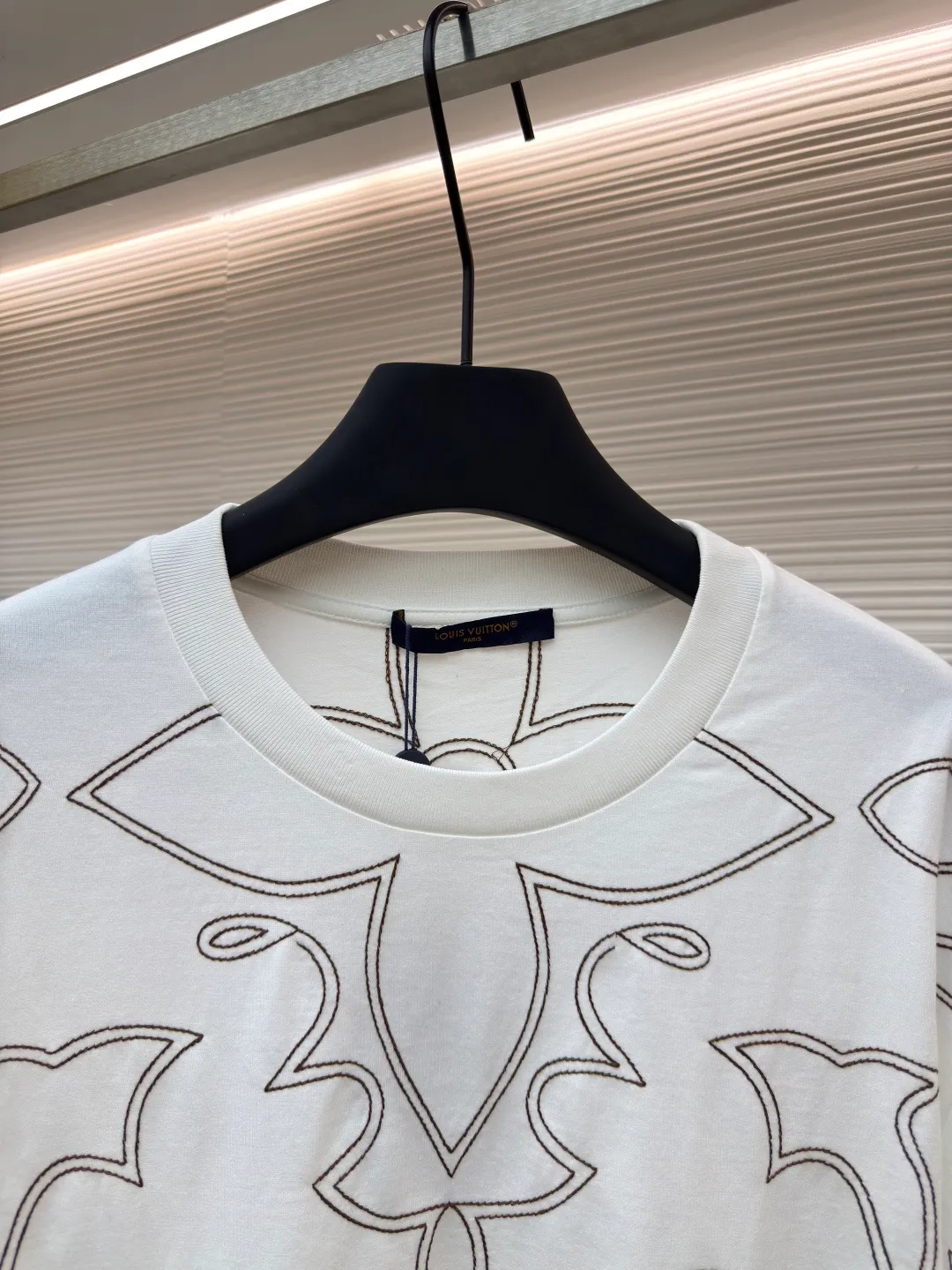 LOUIS VUITTON full-line embroidered T-shirt ●Authentic product: 12700 purchase and development ●Item number: 1680402-A45 ●Fabric: long-staple cotton fabric ●Technology: embroidery production ●Version: fitted version ●Weight: about 245 grams ●Size: The finished fabric is passed through a mercerizing machine to increase the luster of the fabric. It is matched with 32s double-strand cotton cover silk cylindrical open rib. It adopts domestic high-speed large-size embroidery. The embroidery strips are all scaled in proportion to the size of the code to ensure that the embroidery effect of each code is consistent. The embroidery lines are all horizontally restored at the side seams. The collar pattern on the front panel and the back panel are restored. The mercerized cotton thread tatami stitch method is used, and the PU film on the surface increases the three-dimensional effect. The overall wiring is straight and delicate, the fabric is comfortable and soft, and the color is consistent without color difference. It can be matched with the same style to create a fashionable look and control various occasions. Customized accessories, complete with three standards, same style for men and women!